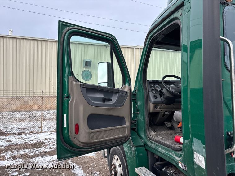 image for item FG1124 2017 Freightliner Cascadia 125 semi truck