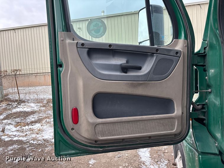 image for item FG1124 2017 Freightliner Cascadia 125 semi truck