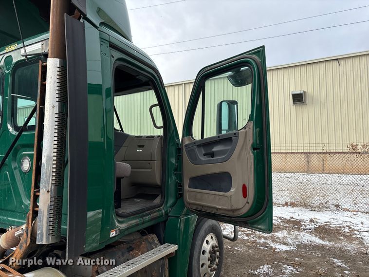 image for item FG1124 2017 Freightliner Cascadia 125 semi truck