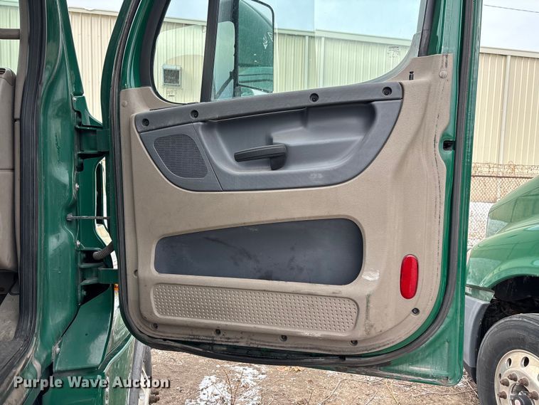 image for item FG1124 2017 Freightliner Cascadia 125 semi truck