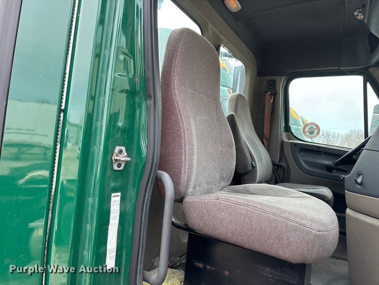 image for item FG1124 2017 Freightliner Cascadia 125 semi truck