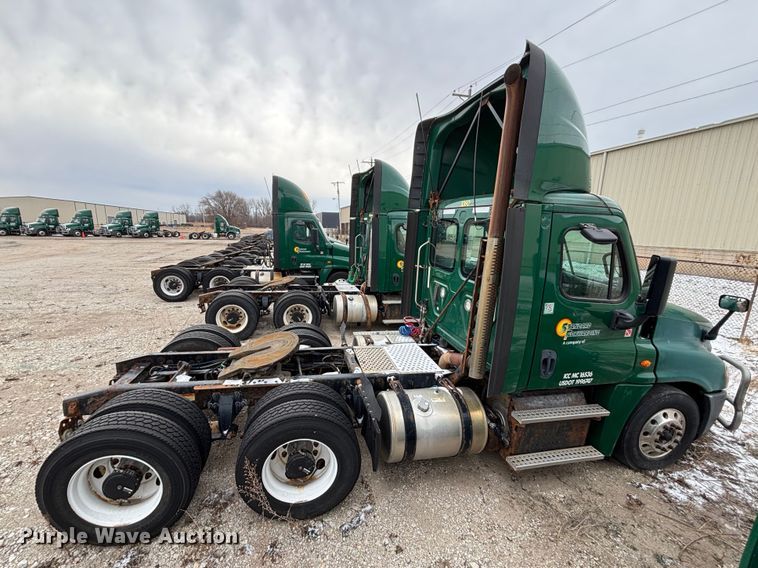 image for item FG1125 2017 Freightliner Cascadia 125 semi truck