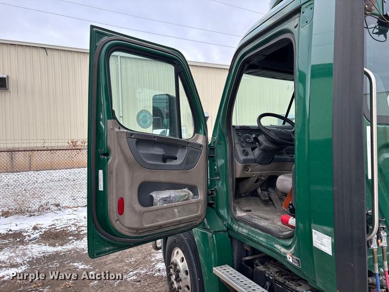 image for item FG1125 2017 Freightliner Cascadia 125 semi truck