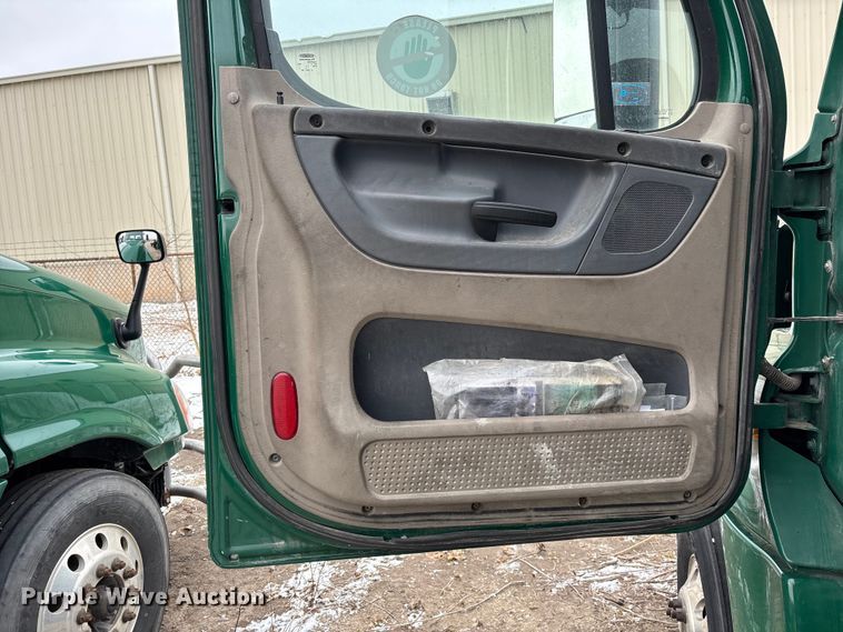 image for item FG1125 2017 Freightliner Cascadia 125 semi truck