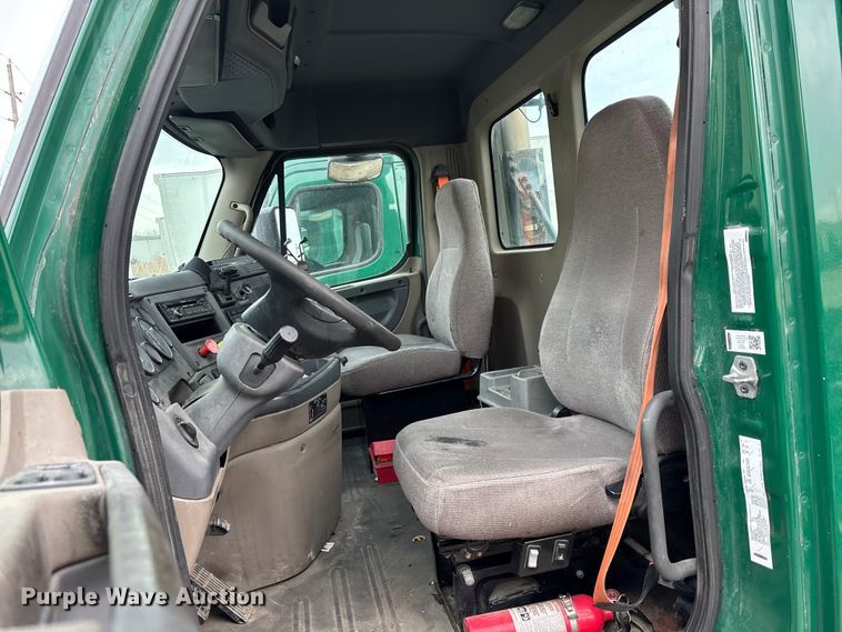 image for item FG1125 2017 Freightliner Cascadia 125 semi truck