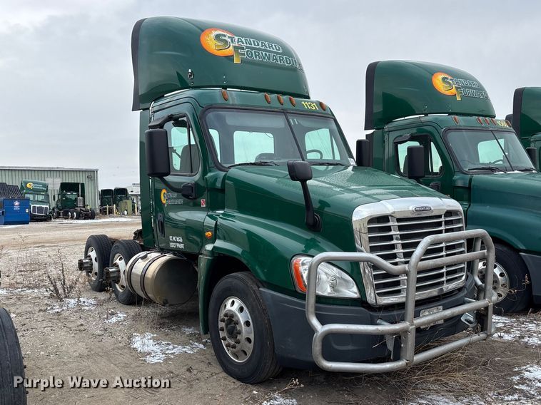 image for item FG1126 2017 Freightliner Cascadia 125 semi truck