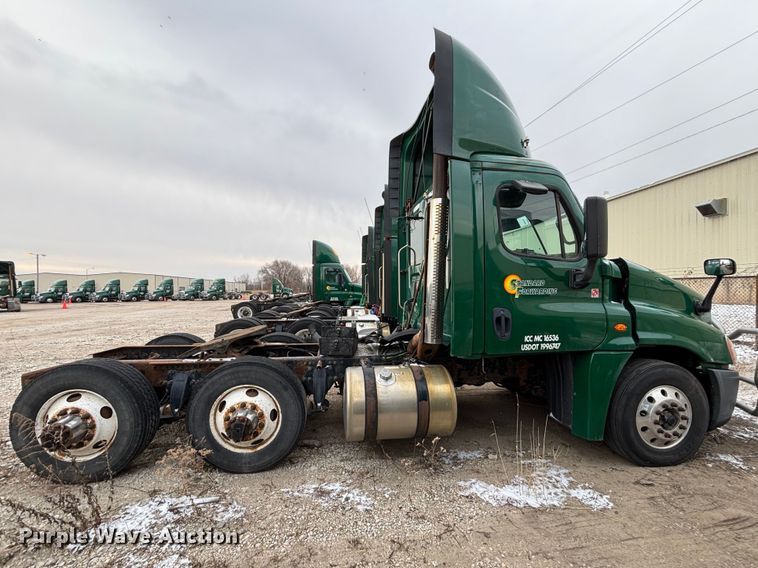 image for item FG1126 2017 Freightliner Cascadia 125 semi truck