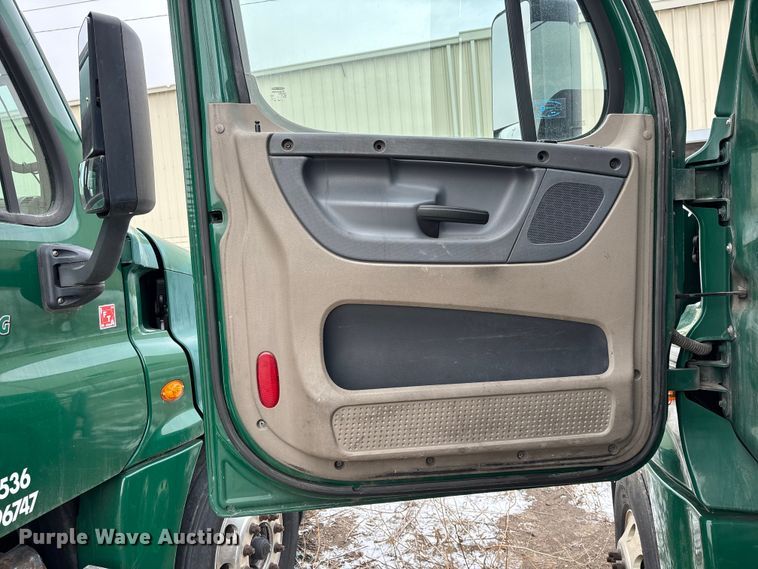 image for item FG1126 2017 Freightliner Cascadia 125 semi truck