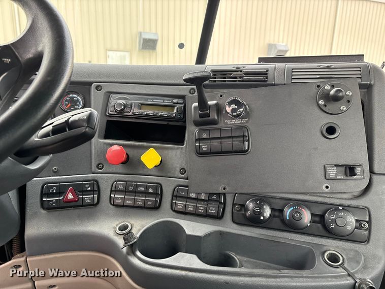 image for item FG1126 2017 Freightliner Cascadia 125 semi truck