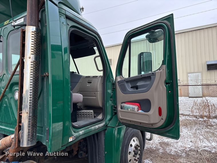 image for item FG1126 2017 Freightliner Cascadia 125 semi truck