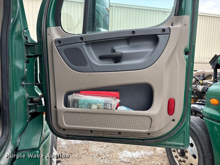 image for item FG1126 2017 Freightliner Cascadia 125 semi truck