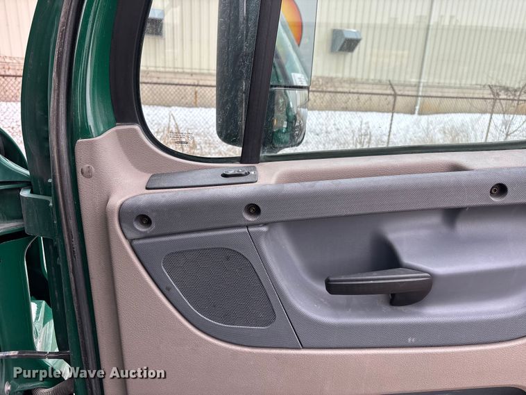 image for item FG1126 2017 Freightliner Cascadia 125 semi truck