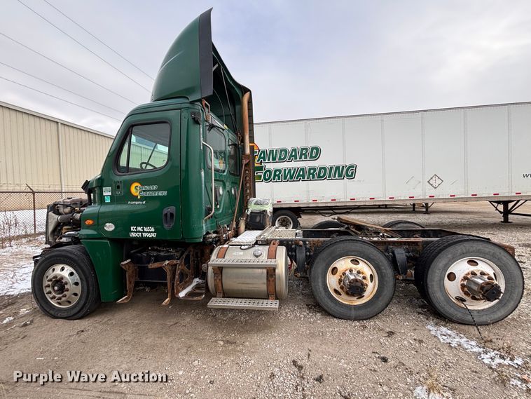 image for item FG1127 2017 Freightliner Cascadia 125 semi truck