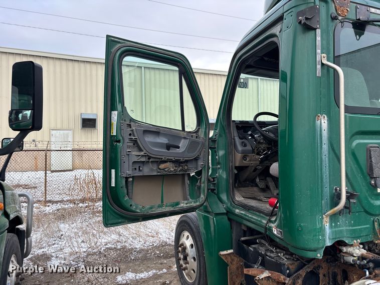 image for item FG1127 2017 Freightliner Cascadia 125 semi truck