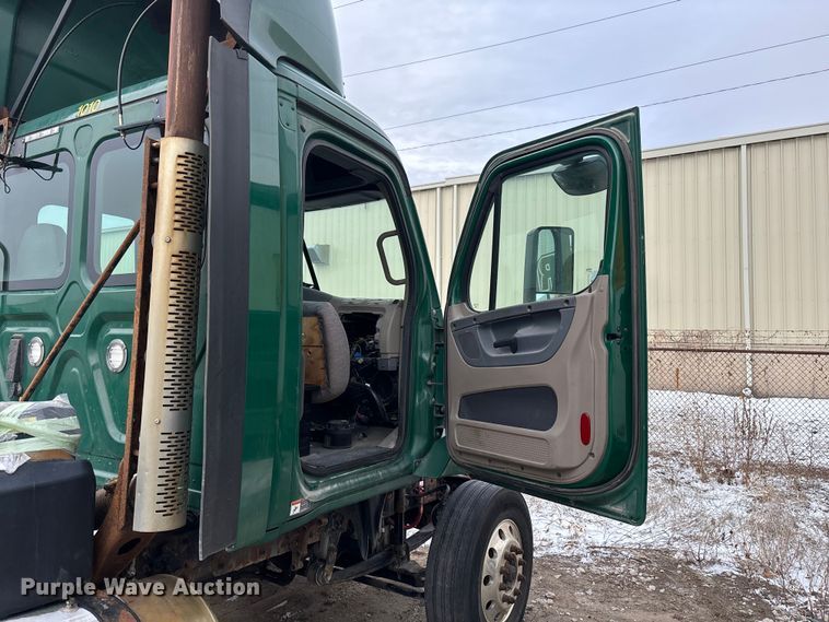 image for item FG1127 2017 Freightliner Cascadia 125 semi truck