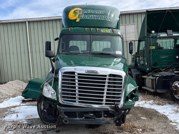 image for item FG1131 2017 Freightliner Cascadia 125 semi truck