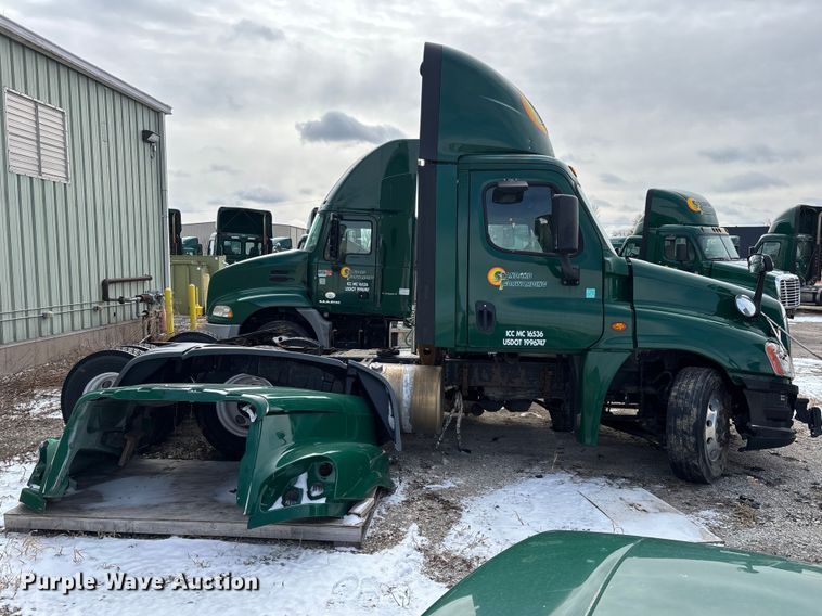 image for item FG1131 2017 Freightliner Cascadia 125 semi truck