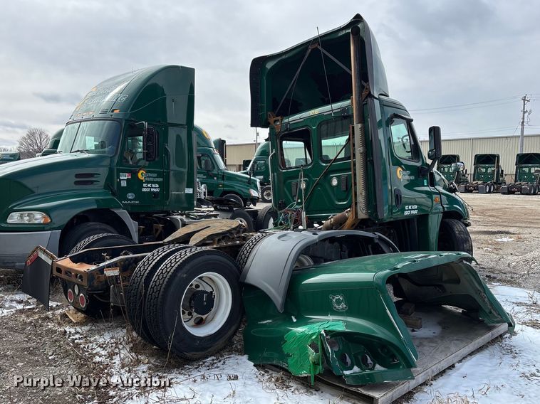 image for item FG1131 2017 Freightliner Cascadia 125 semi truck