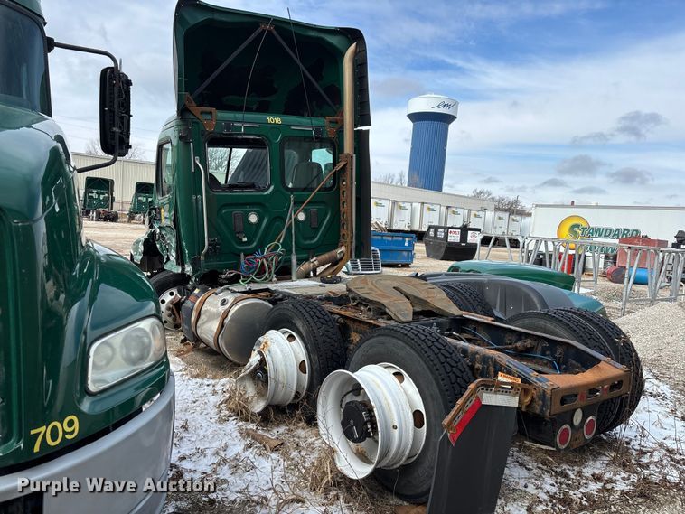image for item FG1131 2017 Freightliner Cascadia 125 semi truck