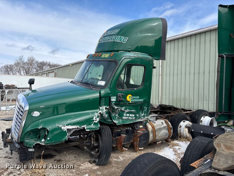 image for item FG1131 2017 Freightliner Cascadia 125 semi truck