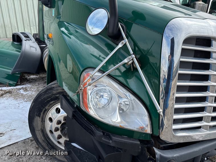 image for item FG1131 2017 Freightliner Cascadia 125 semi truck