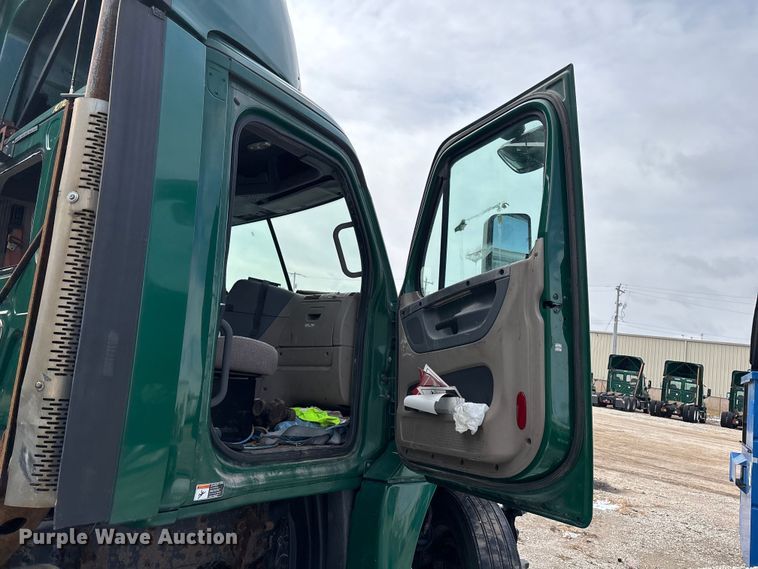 image for item FG1131 2017 Freightliner Cascadia 125 semi truck