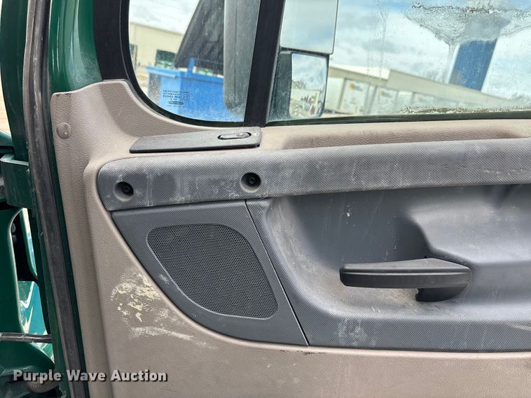 image for item FG1131 2017 Freightliner Cascadia 125 semi truck