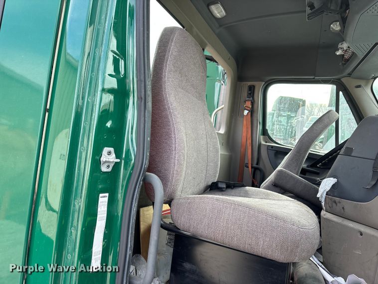 image for item FG1131 2017 Freightliner Cascadia 125 semi truck