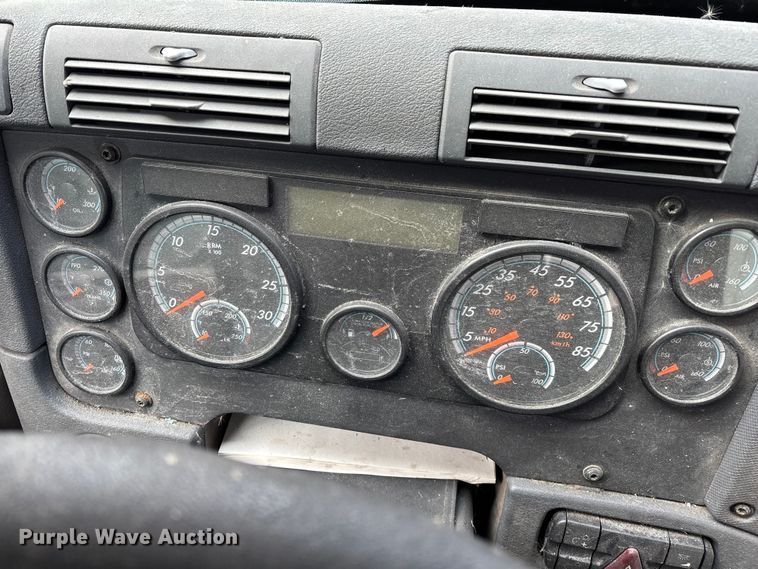 image for item FG1131 2017 Freightliner Cascadia 125 semi truck