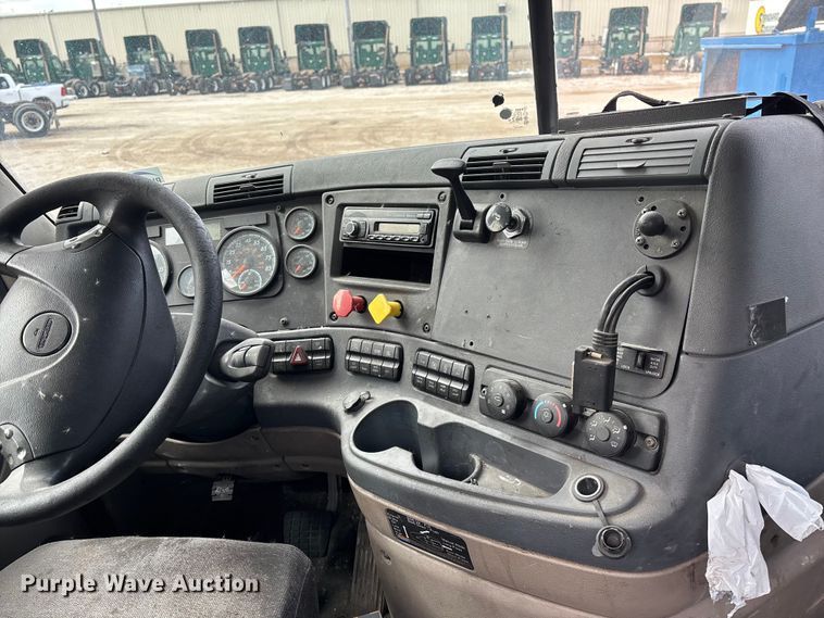 image for item FG1131 2017 Freightliner Cascadia 125 semi truck