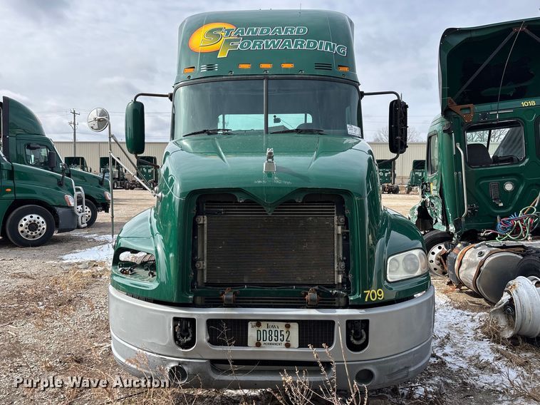 image for item FG1132 2016 Mack CXU613 semi truck