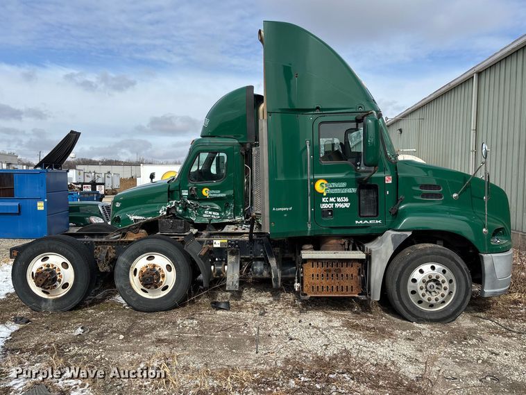 image for item FG1132 2016 Mack CXU613 semi truck