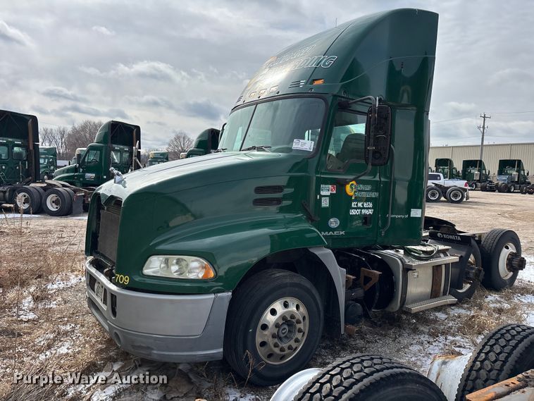 image for item FG1132 2016 Mack CXU613 semi truck