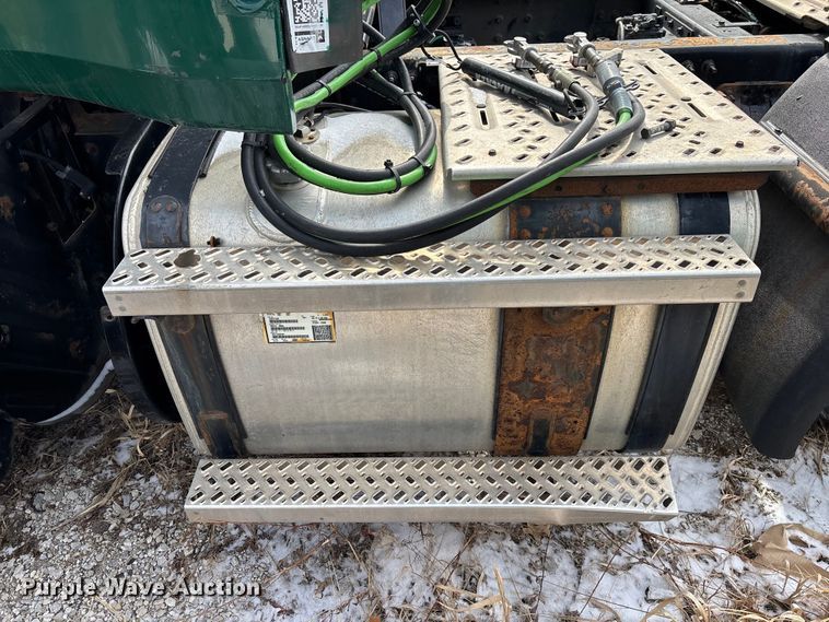 image for item FG1132 2016 Mack CXU613 semi truck