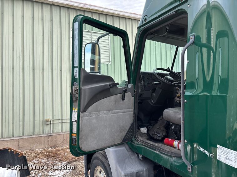 image for item FG1132 2016 Mack CXU613 semi truck