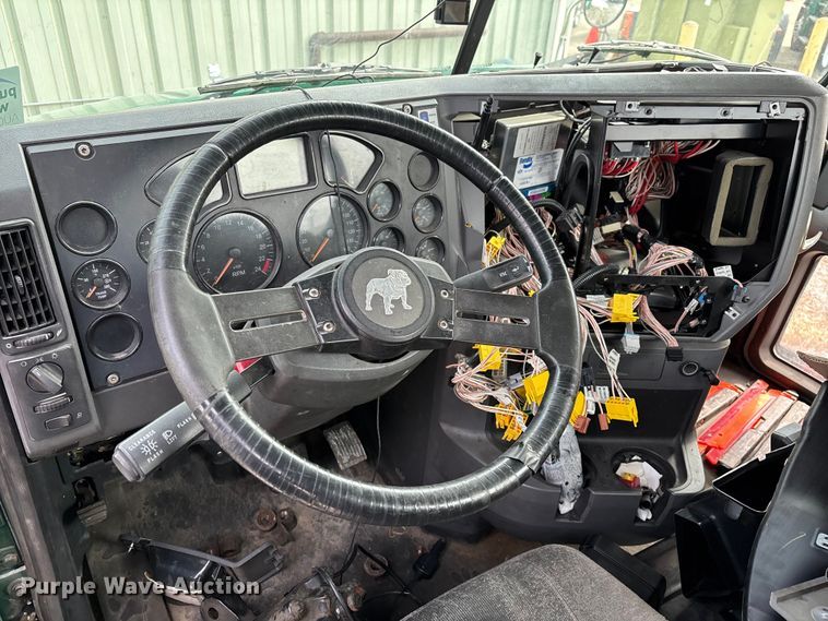 image for item FG1132 2016 Mack CXU613 semi truck