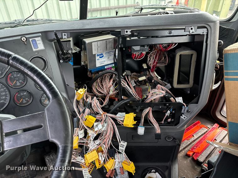 image for item FG1132 2016 Mack CXU613 semi truck