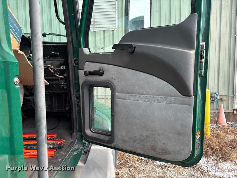 image for item FG1132 2016 Mack CXU613 semi truck