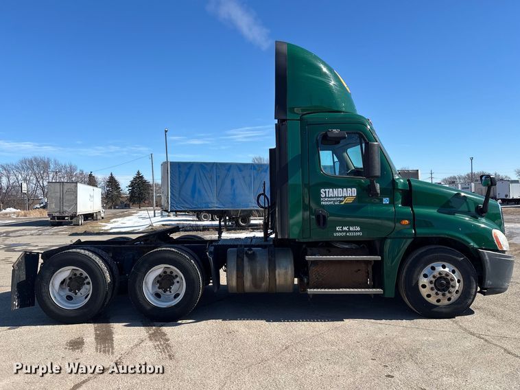 image for item FG1133 2017 Freightliner Cascadia 125 semi truck