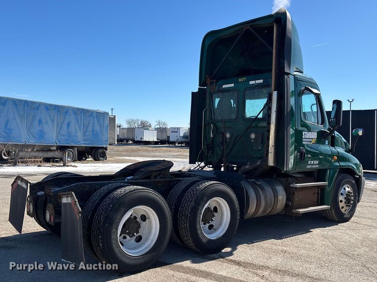 image for item FG1133 2017 Freightliner Cascadia 125 semi truck