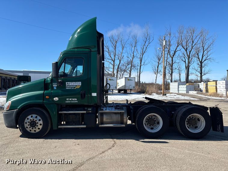 image for item FG1133 2017 Freightliner Cascadia 125 semi truck