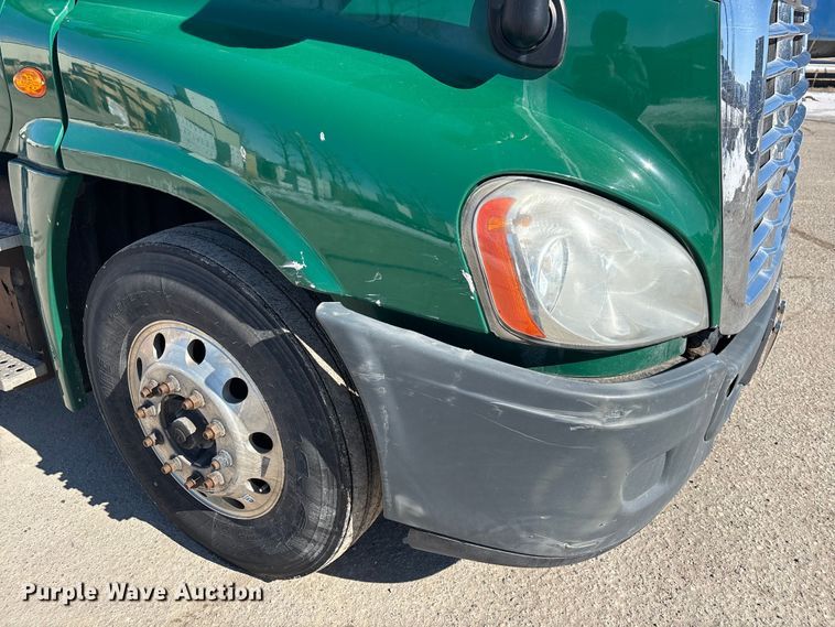 image for item FG1133 2017 Freightliner Cascadia 125 semi truck