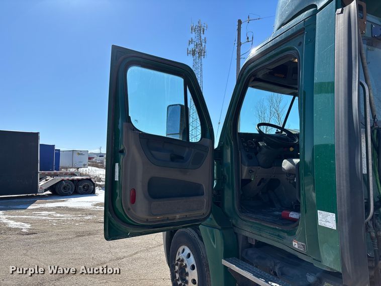 image for item FG1133 2017 Freightliner Cascadia 125 semi truck
