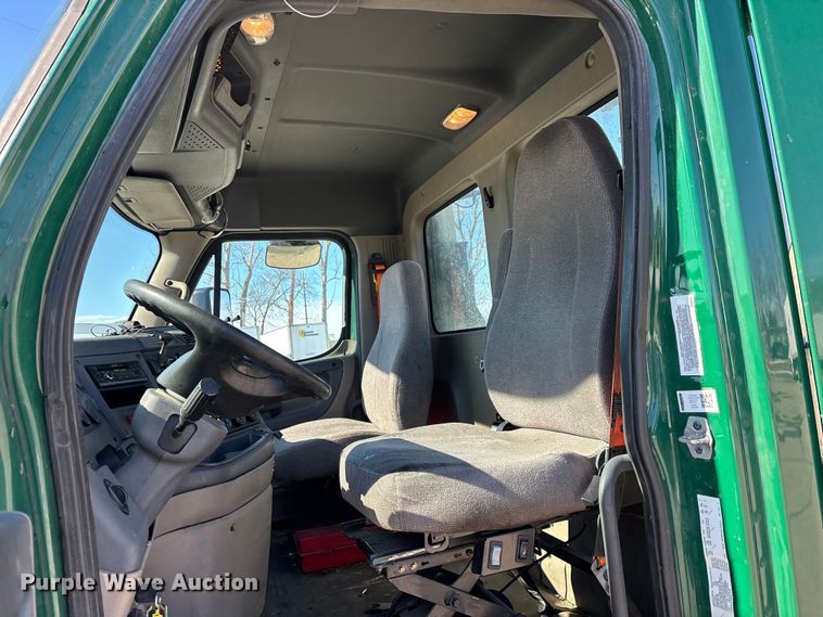 image for item FG1133 2017 Freightliner Cascadia 125 semi truck