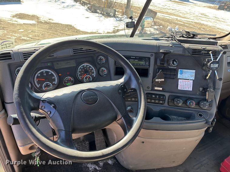 image for item FG1133 2017 Freightliner Cascadia 125 semi truck