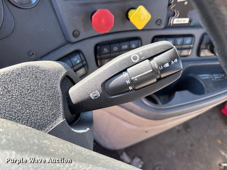 image for item FG1133 2017 Freightliner Cascadia 125 semi truck