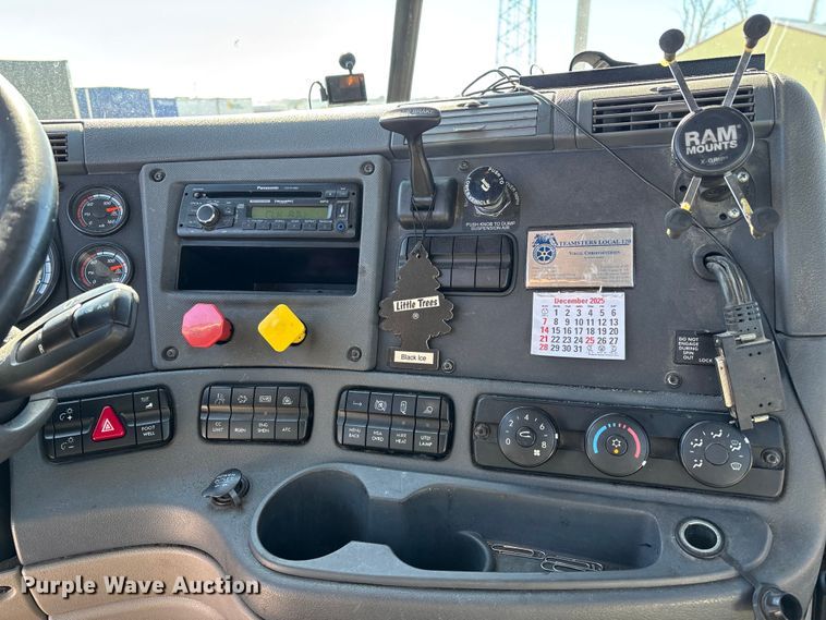 image for item FG1133 2017 Freightliner Cascadia 125 semi truck