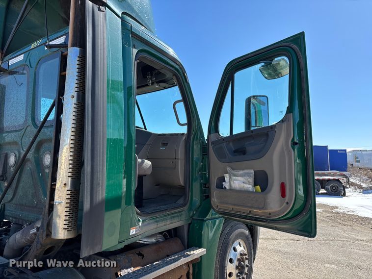 image for item FG1133 2017 Freightliner Cascadia 125 semi truck