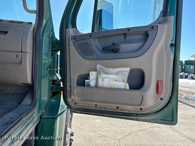 image for item FG1133 2017 Freightliner Cascadia 125 semi truck