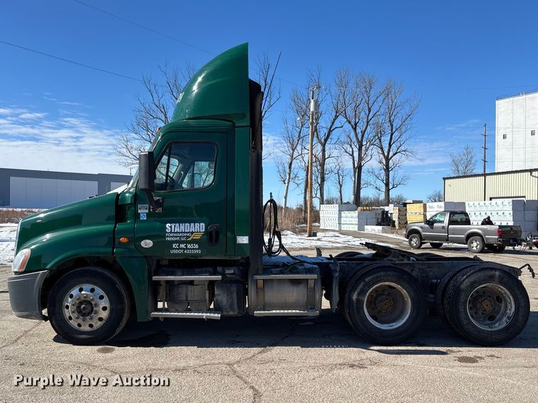 image for item FG1134 2017 Freightliner Cascadia 125 semi truck